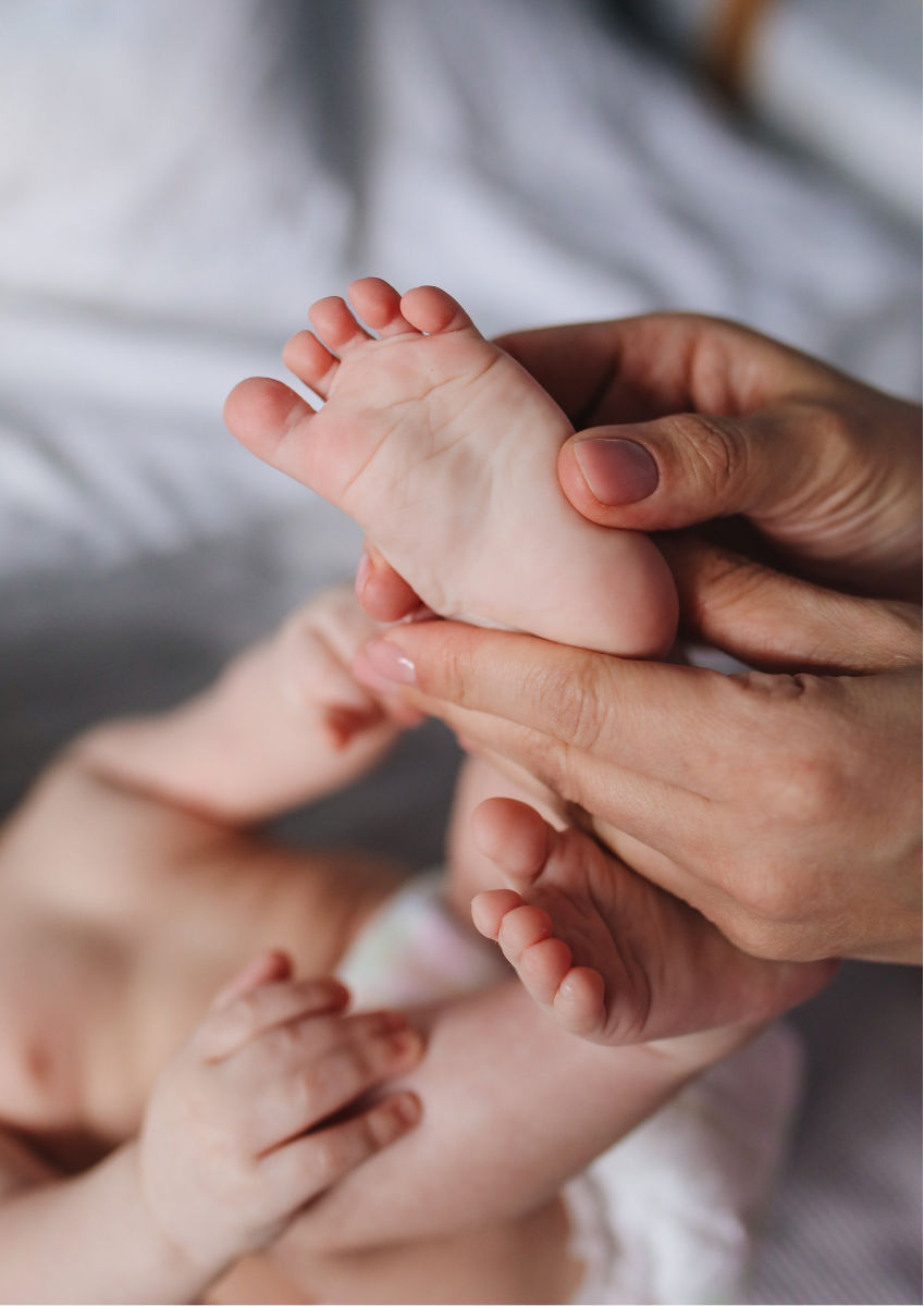 Entspanntes Baby nach der Massage